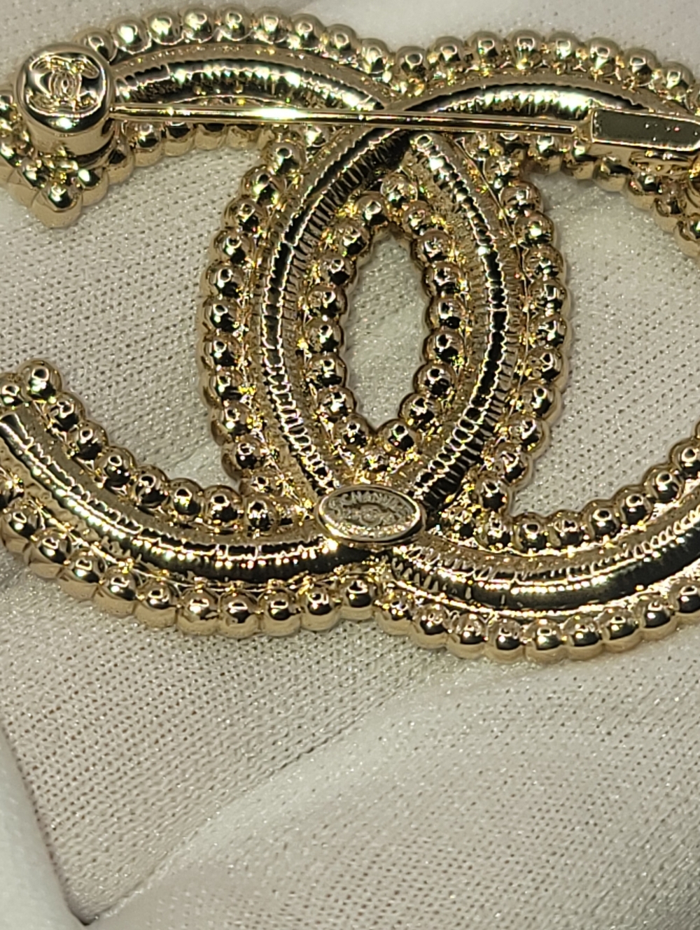 CHANEL Pearl & Crystal Interlocking CC Brooch in Gold - Picture 6 of 8